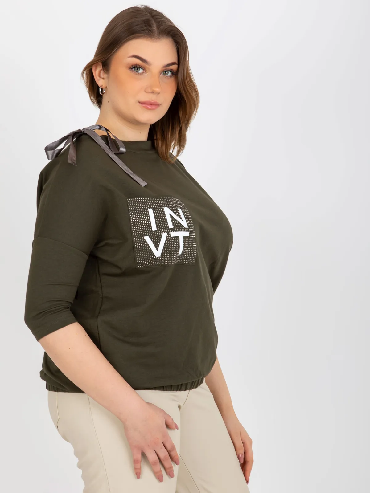Khaki bluzka plus size z aplikacją i wiązaniem - zdjęcie 4