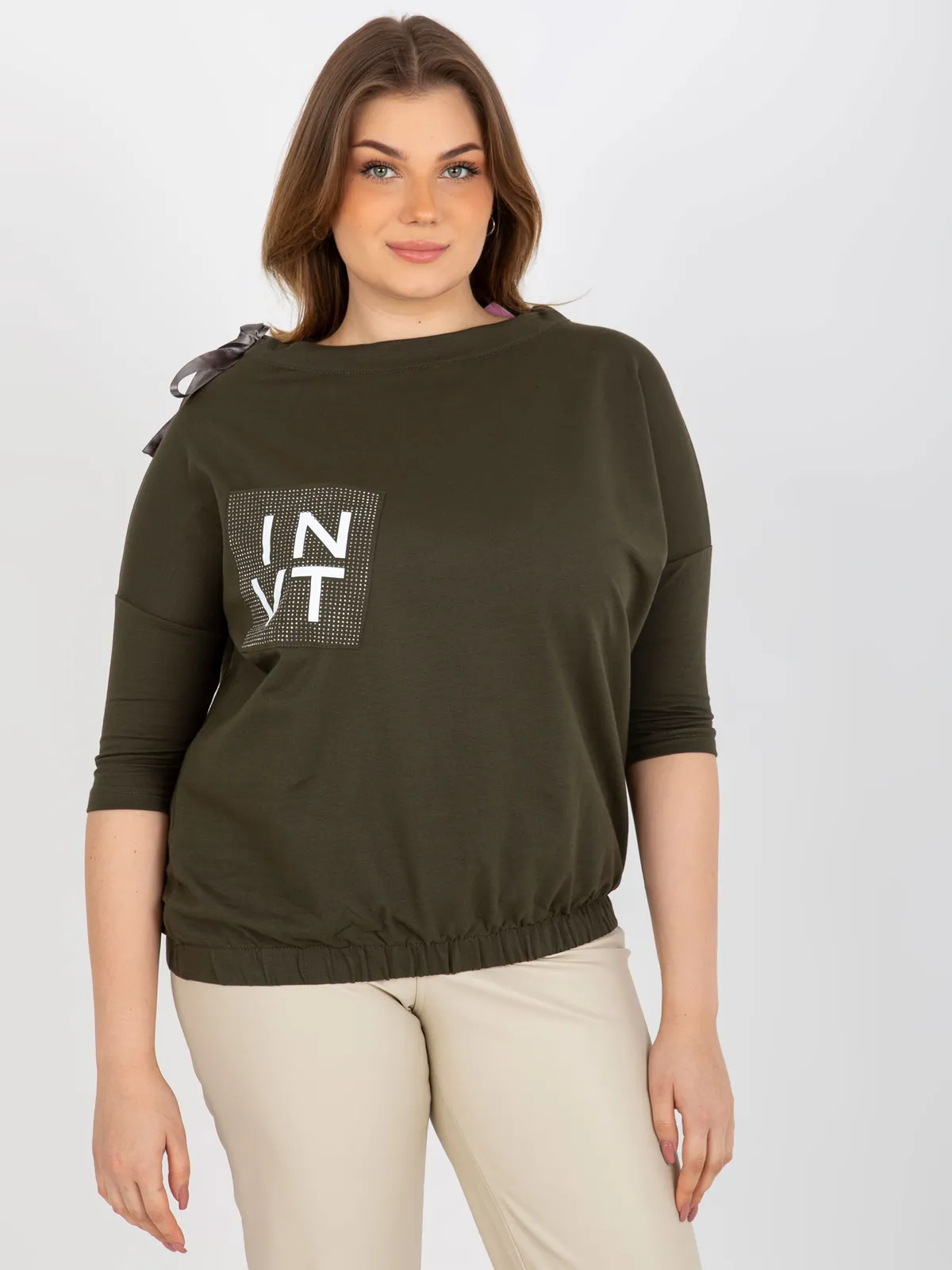 Khaki bluzka plus size z aplikacją i wiązaniem - zdjęcie 2