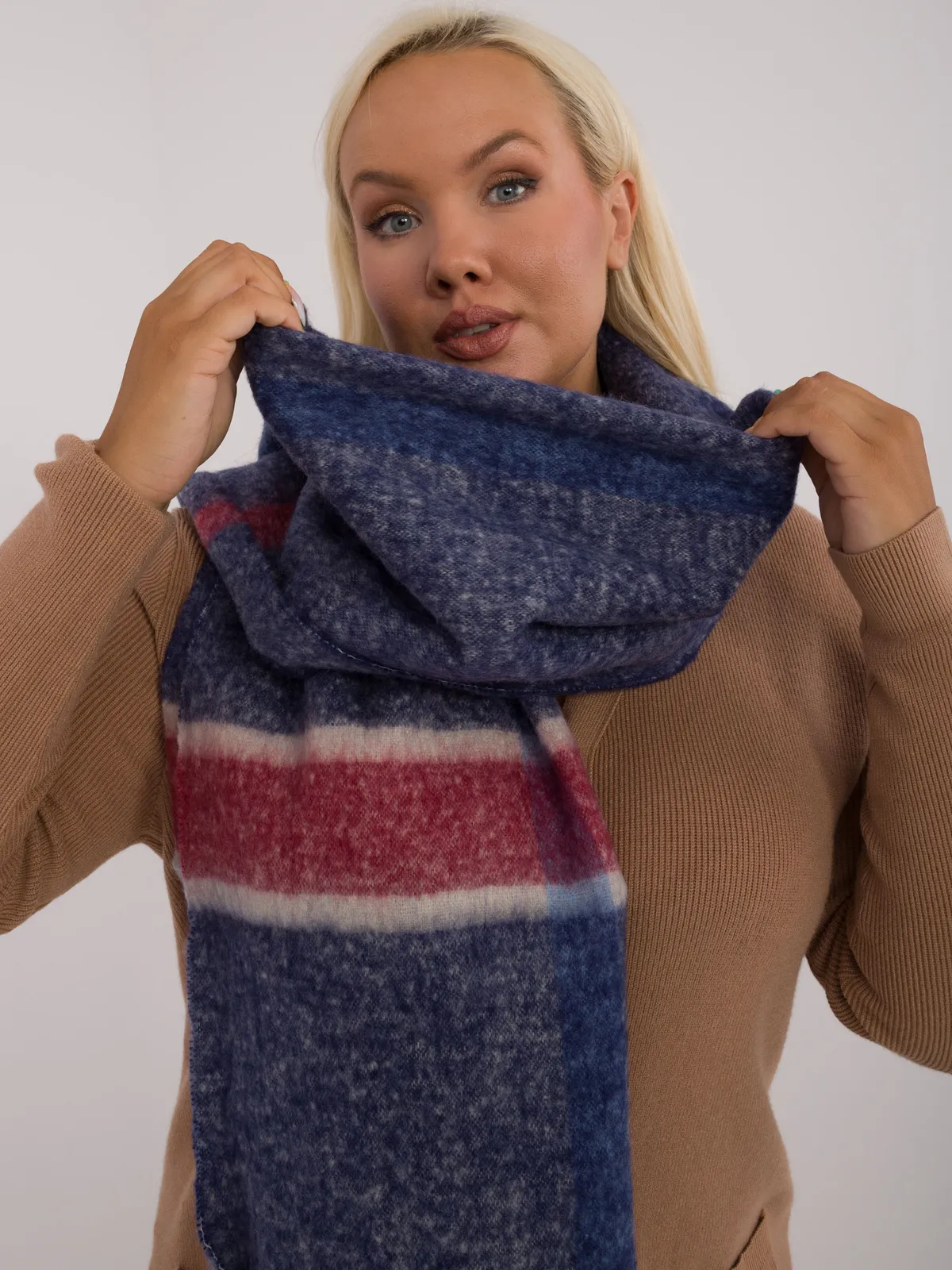 Szeroki szal w pasy z ozdobnymi frędzlami - zdjęcie 1