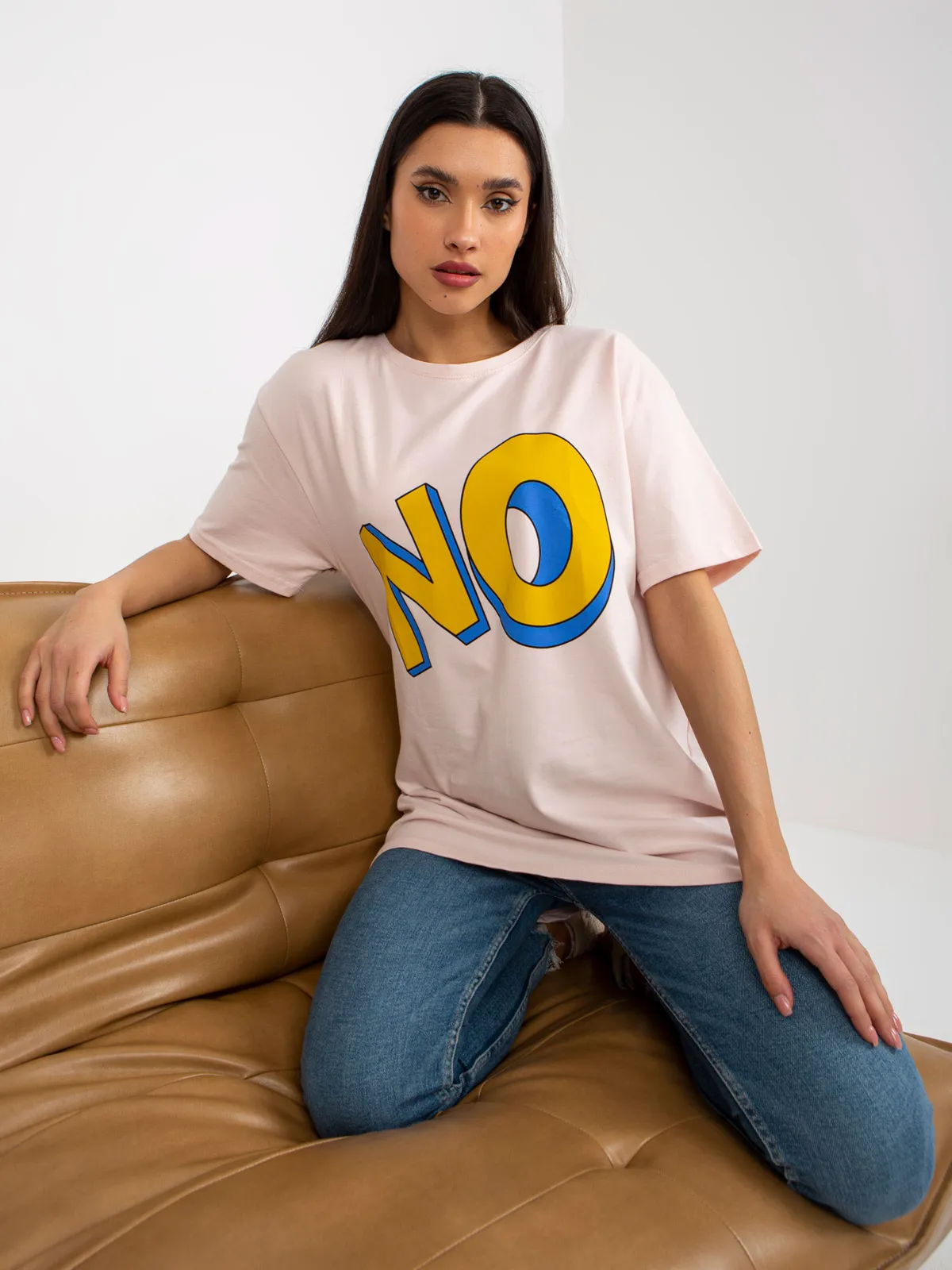 Jasnoróżowy bawełniany  t-shirt z nadrukiem - zdjęcie 2