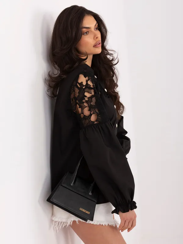 Koszula z ozdobnymi wycięciami i bufiastymi rękawami