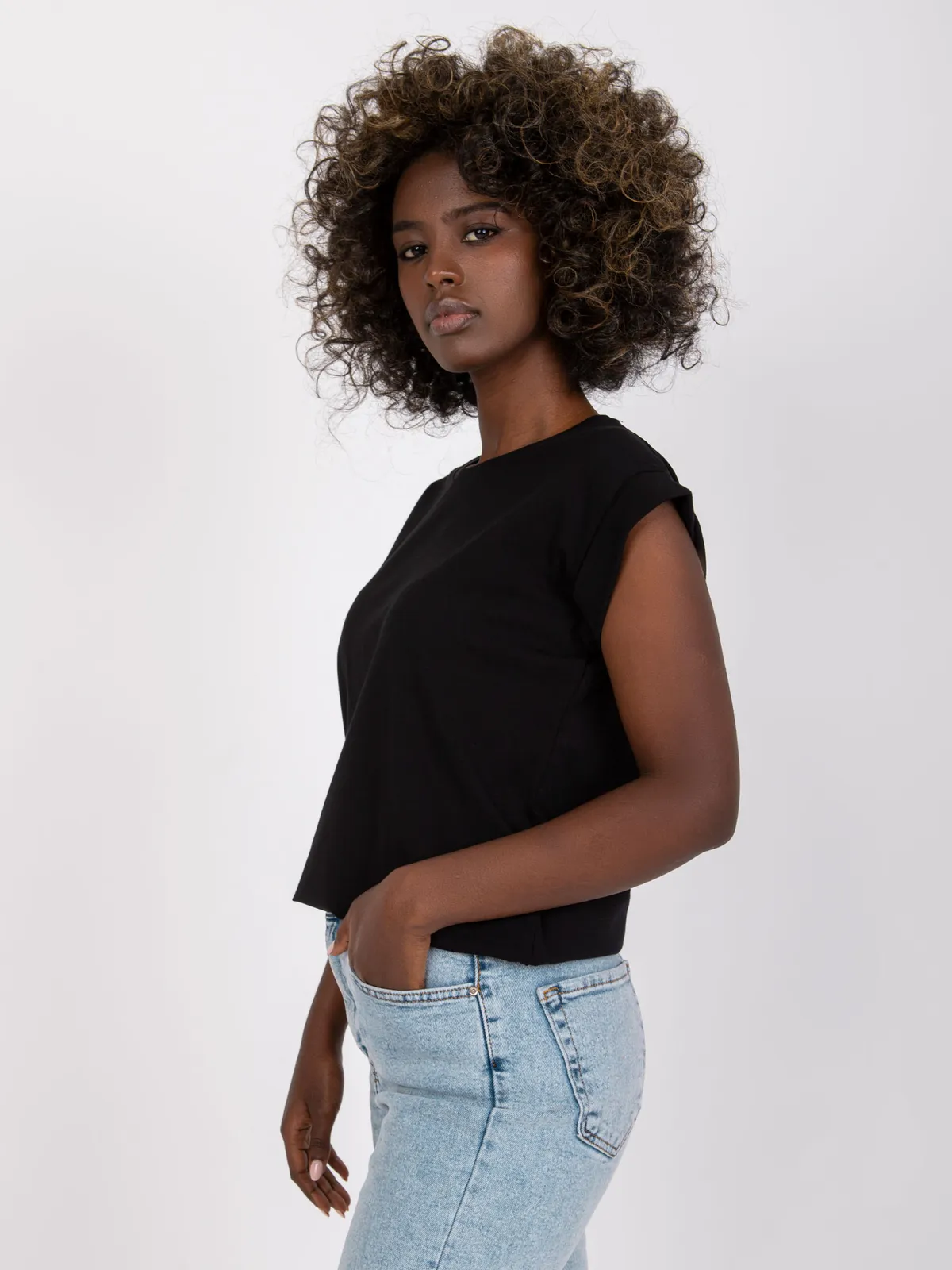 Klasyczny T-shirt z wywijanymi rękawami w stylu basic - zdjęcie 1