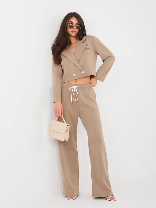 Krótka marynarka o kroju crop z kołnierzem