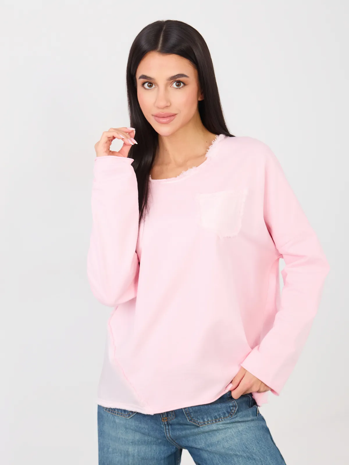 Bluzka oversize z surowym wykończeniem i kieszenią - zdjęcie 1