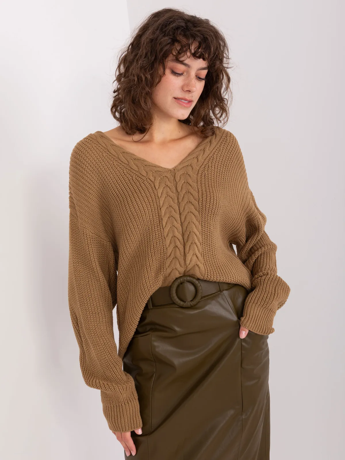 Camelowy sweter klasyczny ze ściągaczami - zdjęcie 4