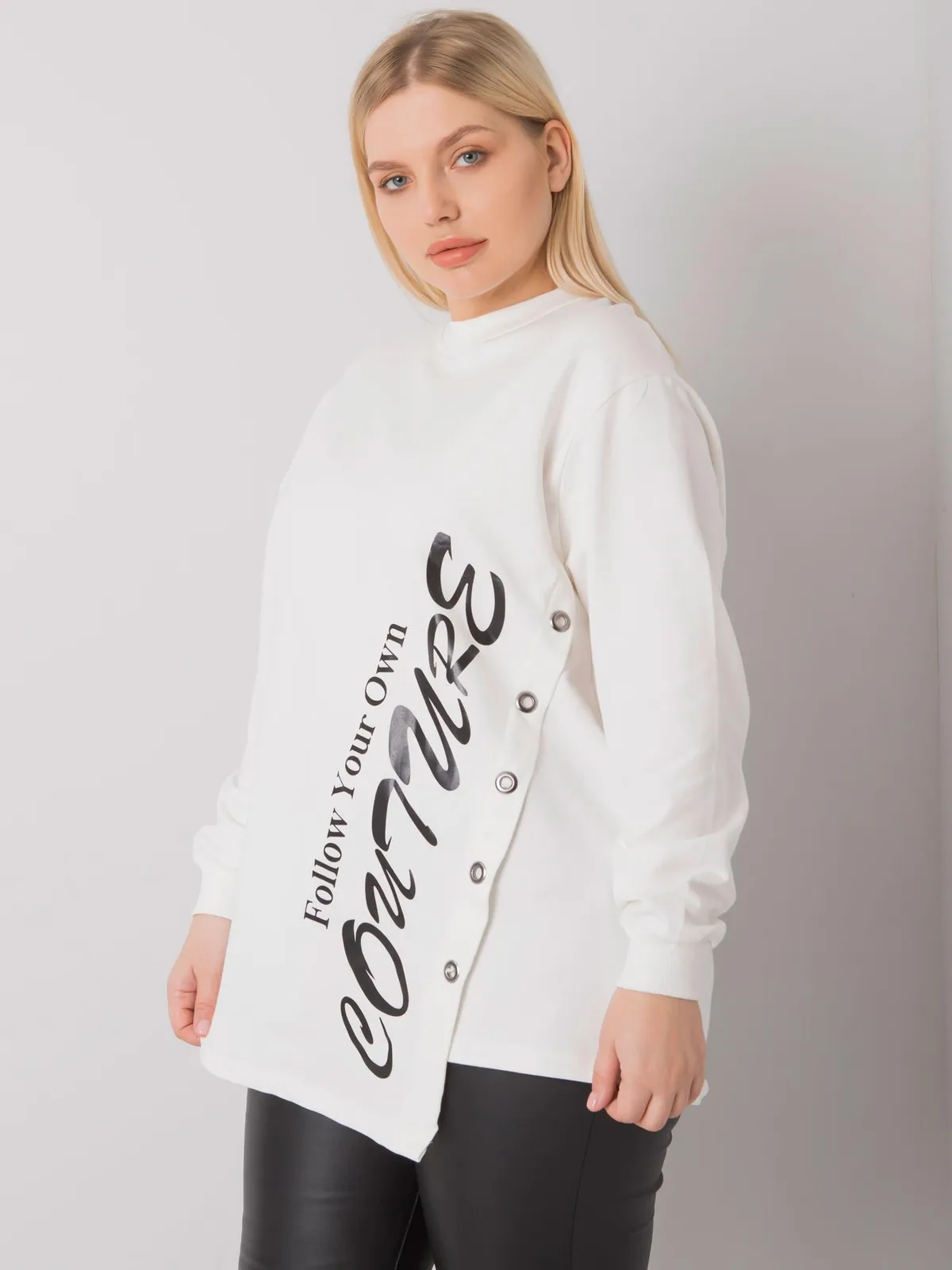 Szara melanżowa bluzka plus size z napisem - zdjęcie 3