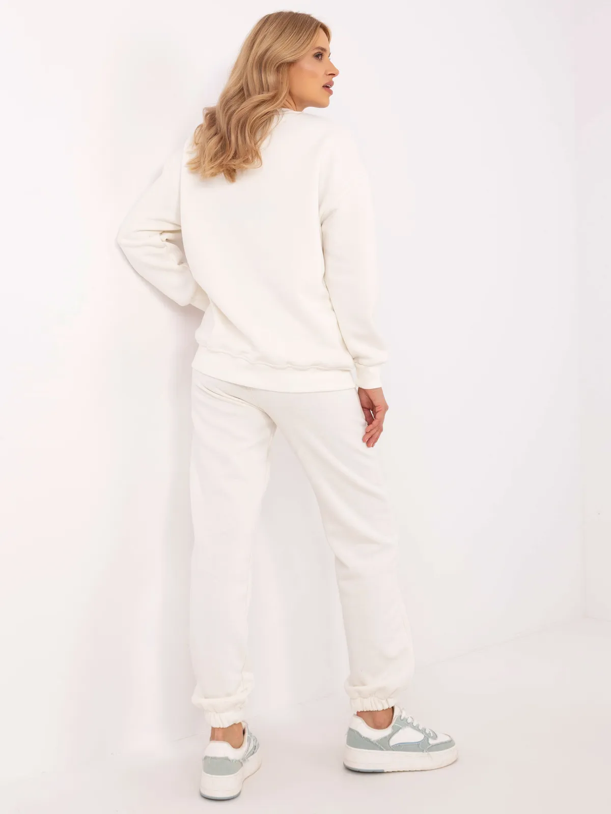 Wygodny komplet dresowy z bluzą i aplikacją gwiazdy - zdjęcie 1