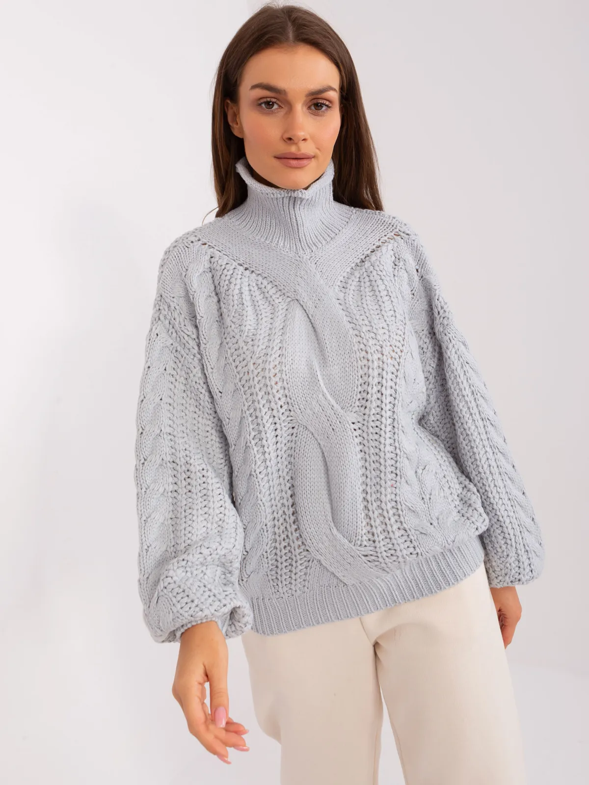 Ecru damski sweter oversize z warkoczami - zdjęcie 4