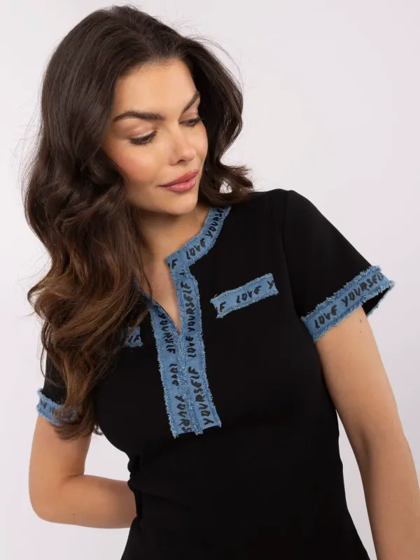 Casualowy t-shirt z ozdobnymi przeszyciami i nadrukiem - widok 2