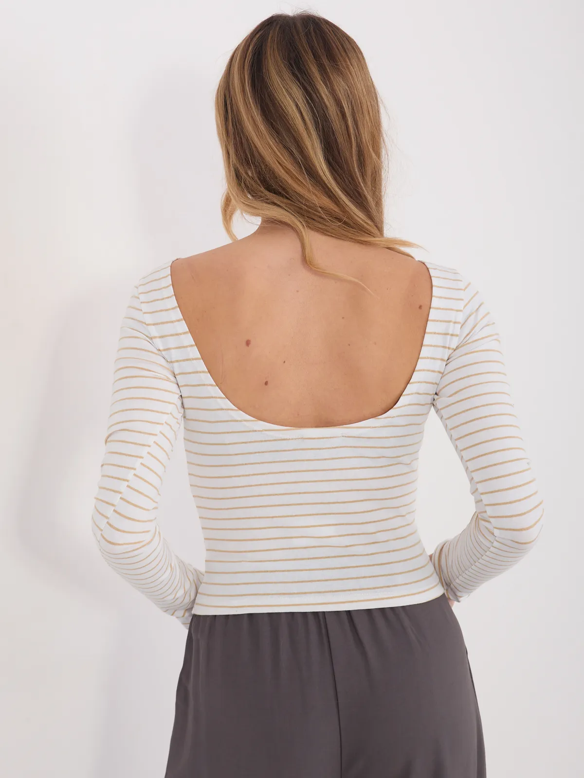 Dopasowana bluzka z głębokim wycięciem na plecach - zdjęcie 1