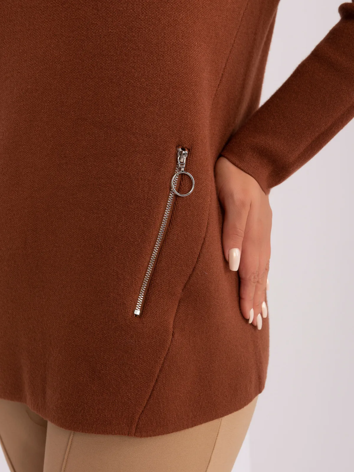 Czarny damski sweter plus size z wiskozą - zdjęcie 1