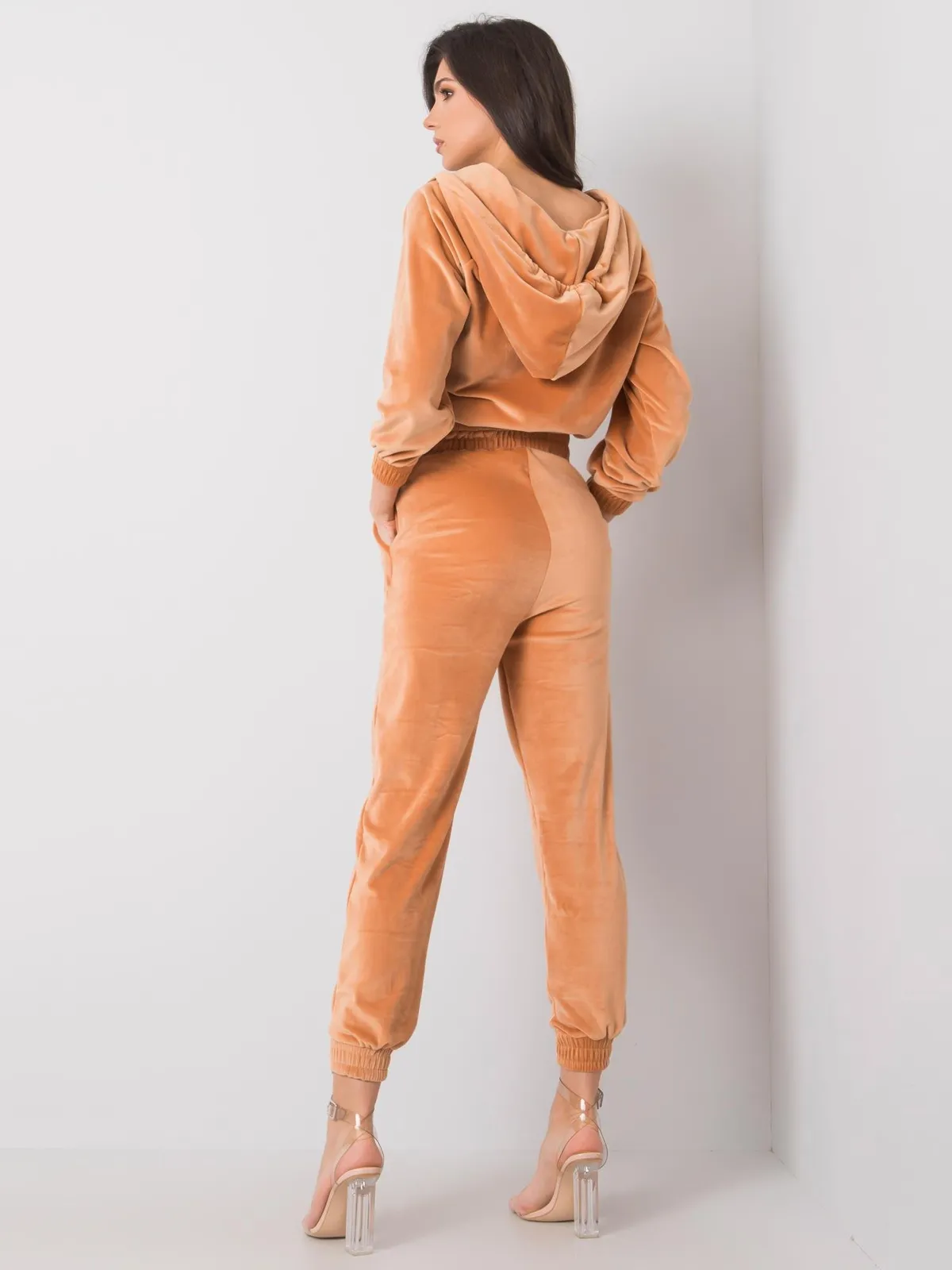 Camelowy komplet casualowy z weluru - zdjęcie 4