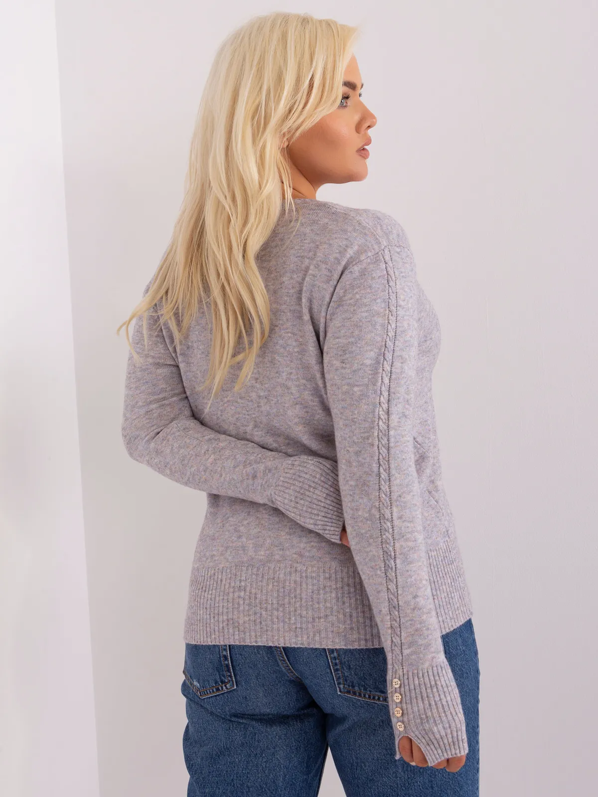 Szary damski sweter plus size z dekoltem V - zdjęcie 6