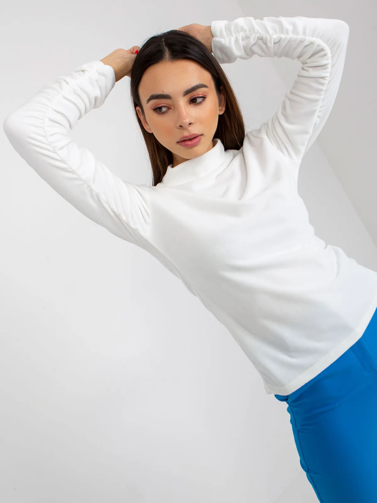 Ecru welurowa bluzka one size ze stójką RUE PARIS - zdjęcie 3