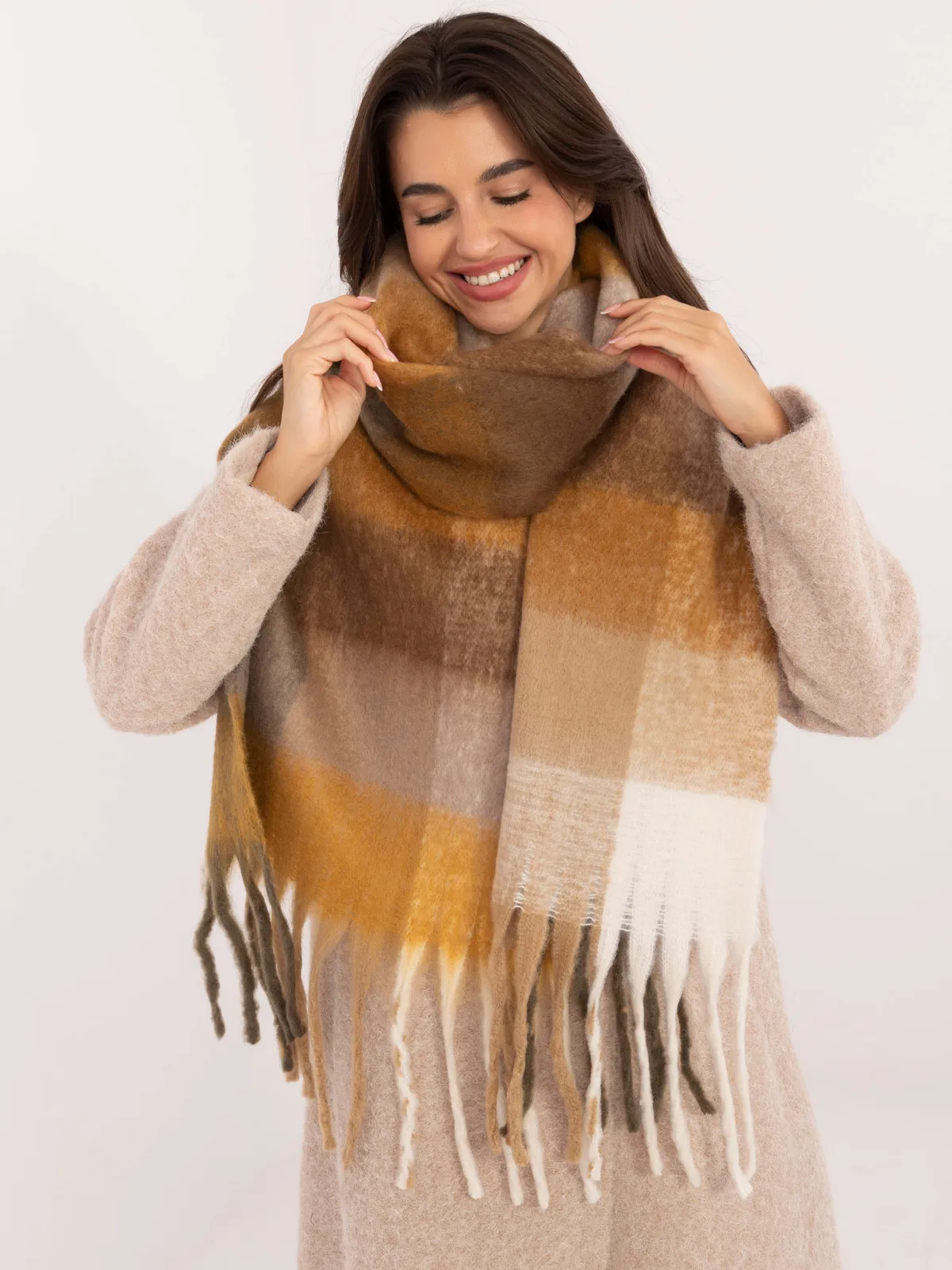 Ciepły szalik oversize w kratę z frędzlami - zdjęcie 1