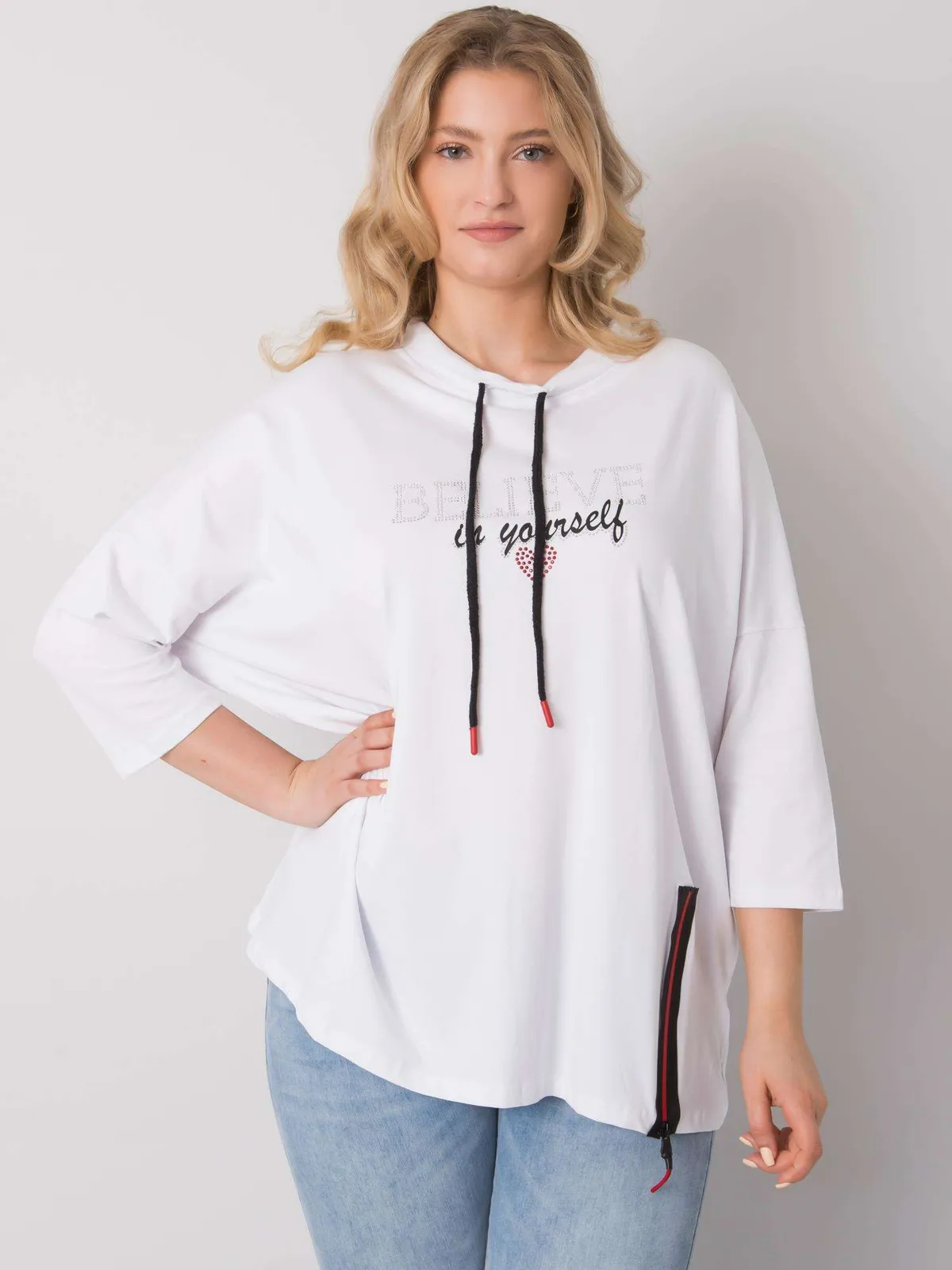 Biała bluzka plus size z błyszczącymi aplikacjami - zdjęcie 2