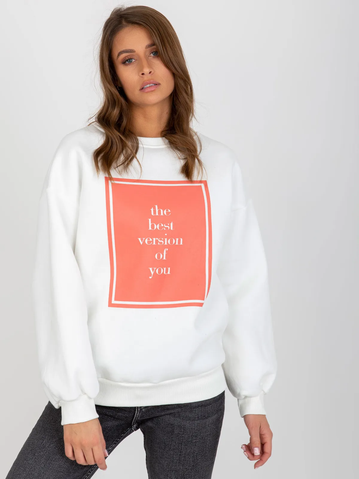 Ecru ocieplana bluza oversize z nadrukiem - zdjęcie 2