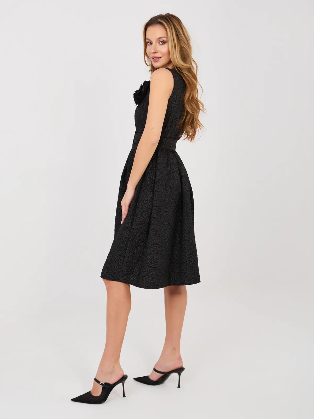 Wizytowa sukienka midi z dekoracyjną różą - zdjęcie 1