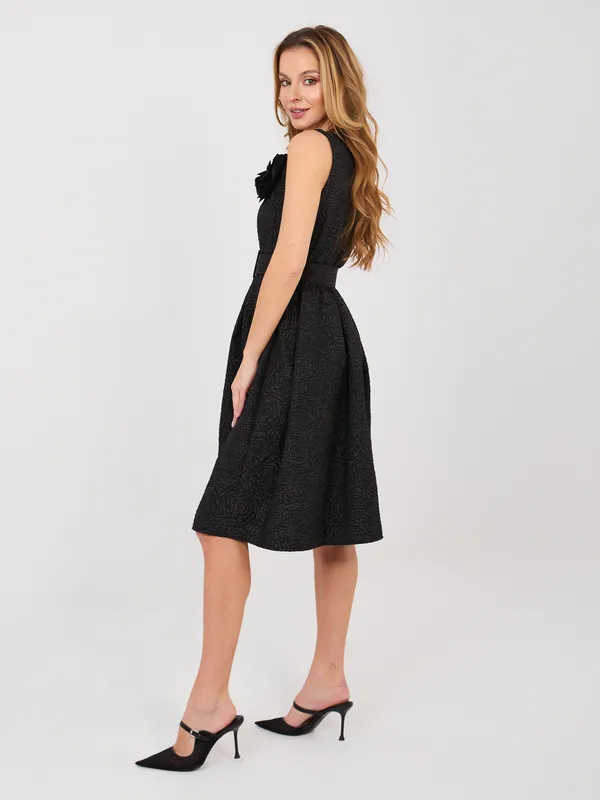 Wizytowa sukienka midi z dekoracyjną różą