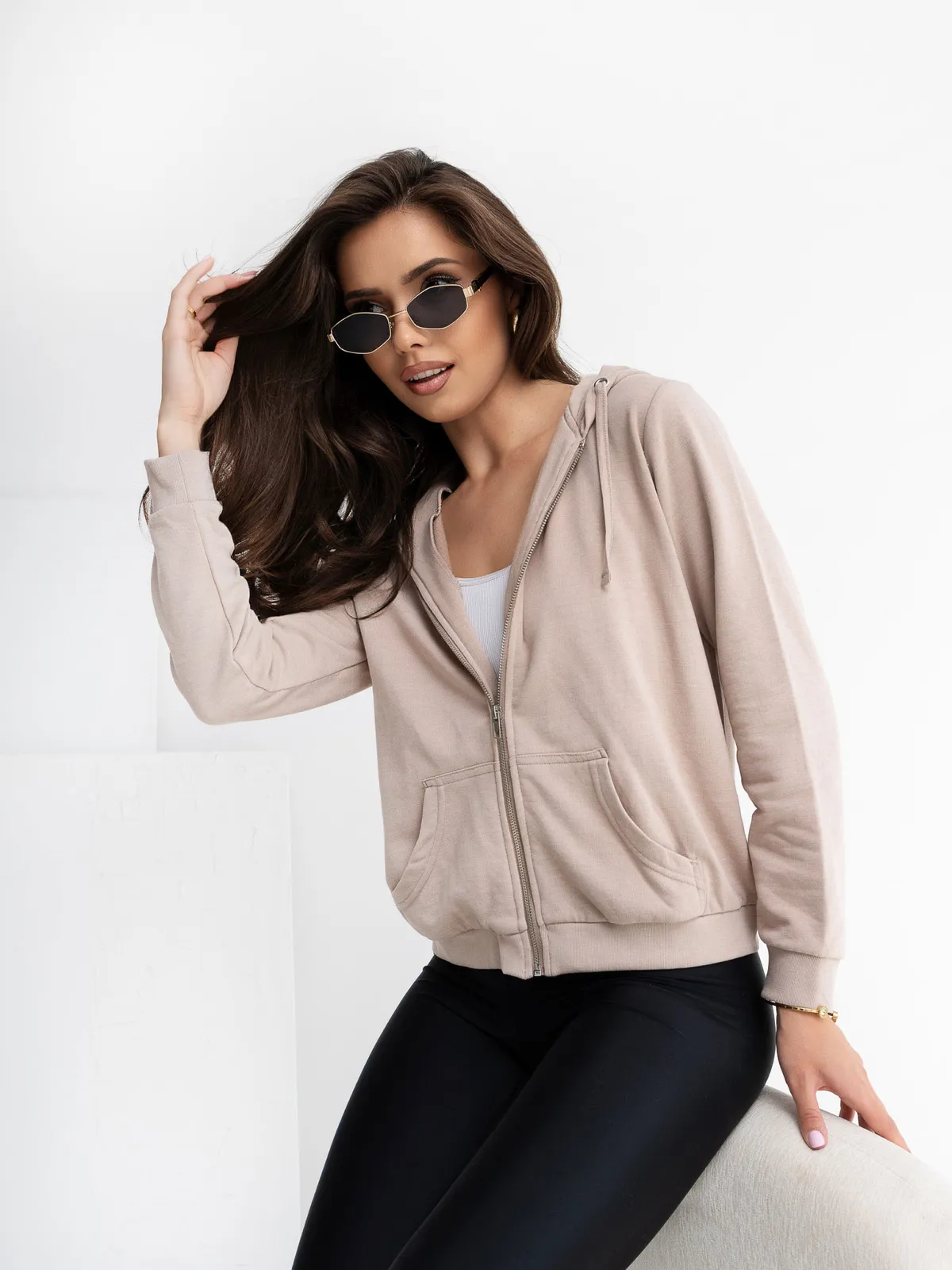 Beżowa rozpinana bluza basic z bawełny - zdjęcie 4