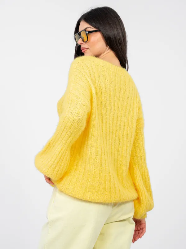 Sweter o kroju oversize z bufiastymi rękawami - widok 2