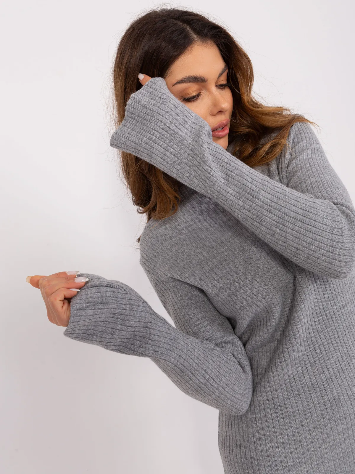 Dopasowana sukienka prążkowana z golfem i rozszerzanymi rękawami - zdjęcie 1