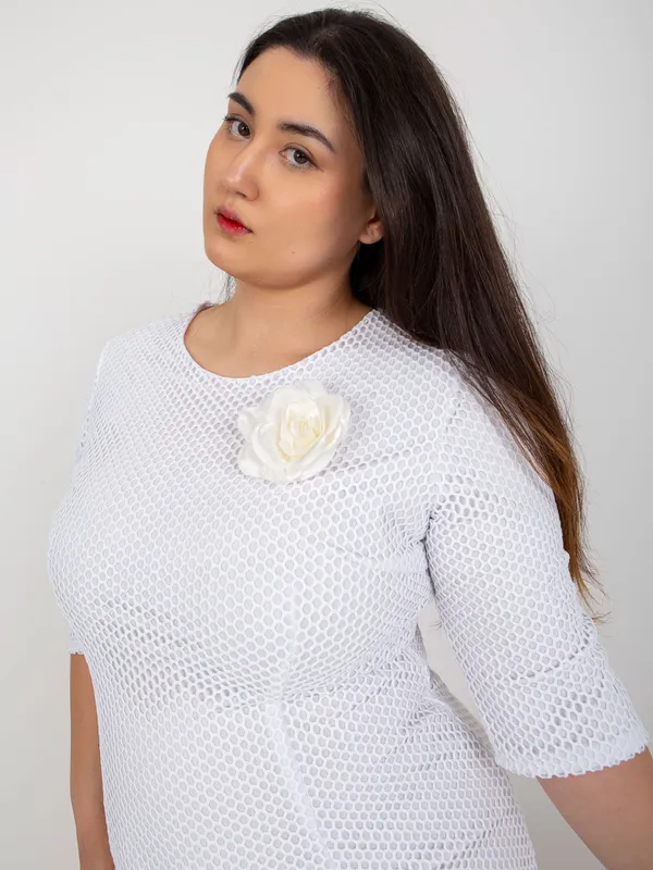 Brzoskwiniowa prosta sukienka plus size z kwiatem - widok 2