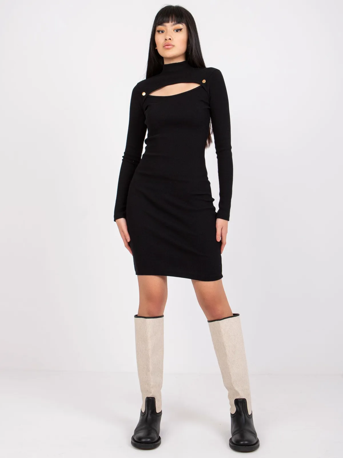 Dopasowana sukienka midi z ozdobnym wycięciem - zdjęcie 1