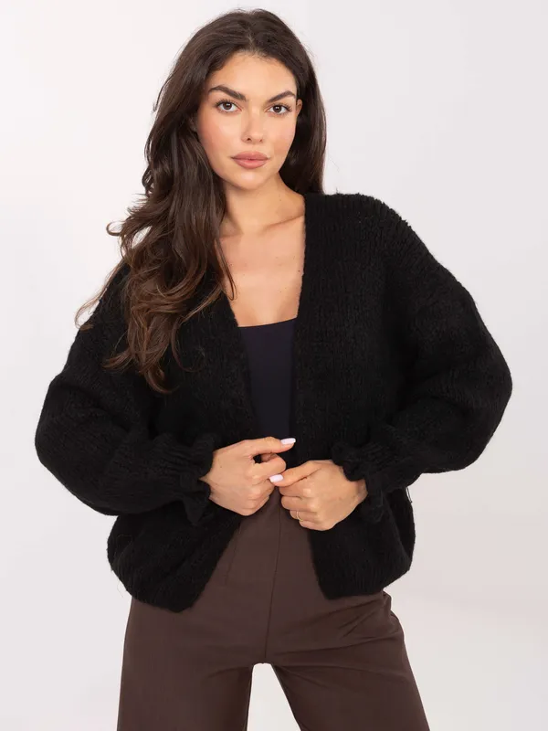 Krótki sweter o kroju oversize z bufiastymi rękawami