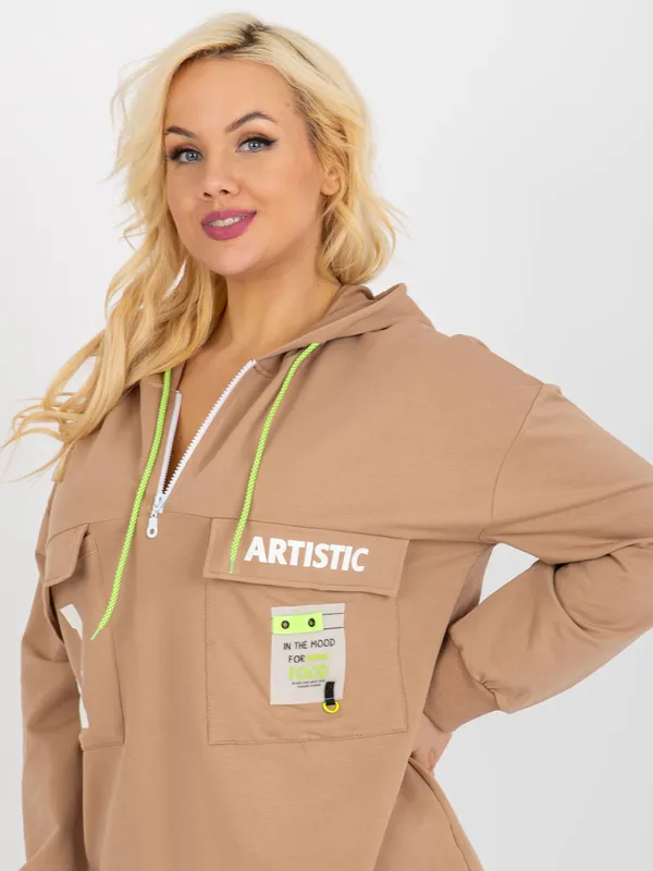 Beżowa dłuższa bluza plus size z kapturem