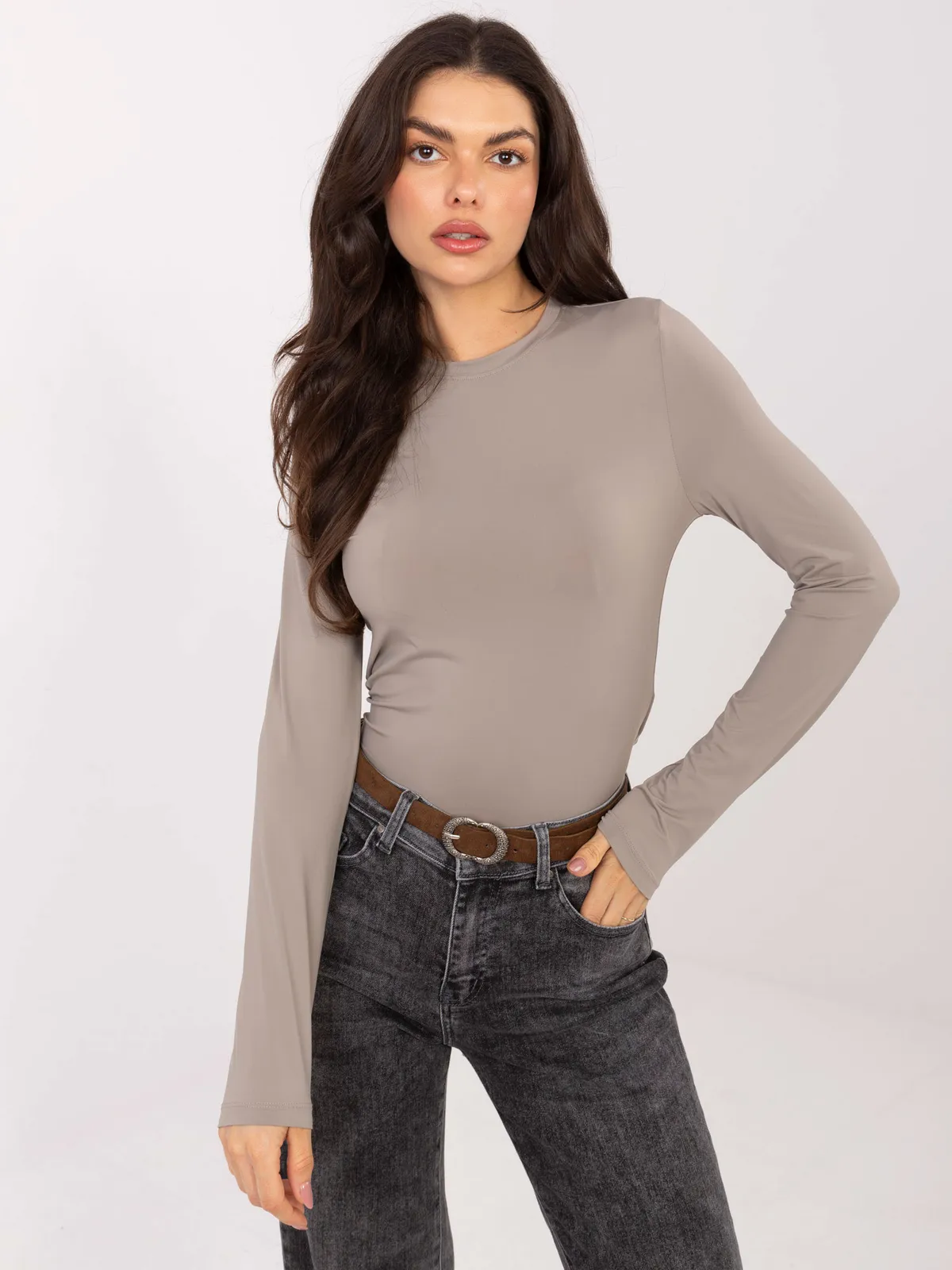 Dopasowana bluzka basic z nadrukiem na plecach - zdjęcie 1