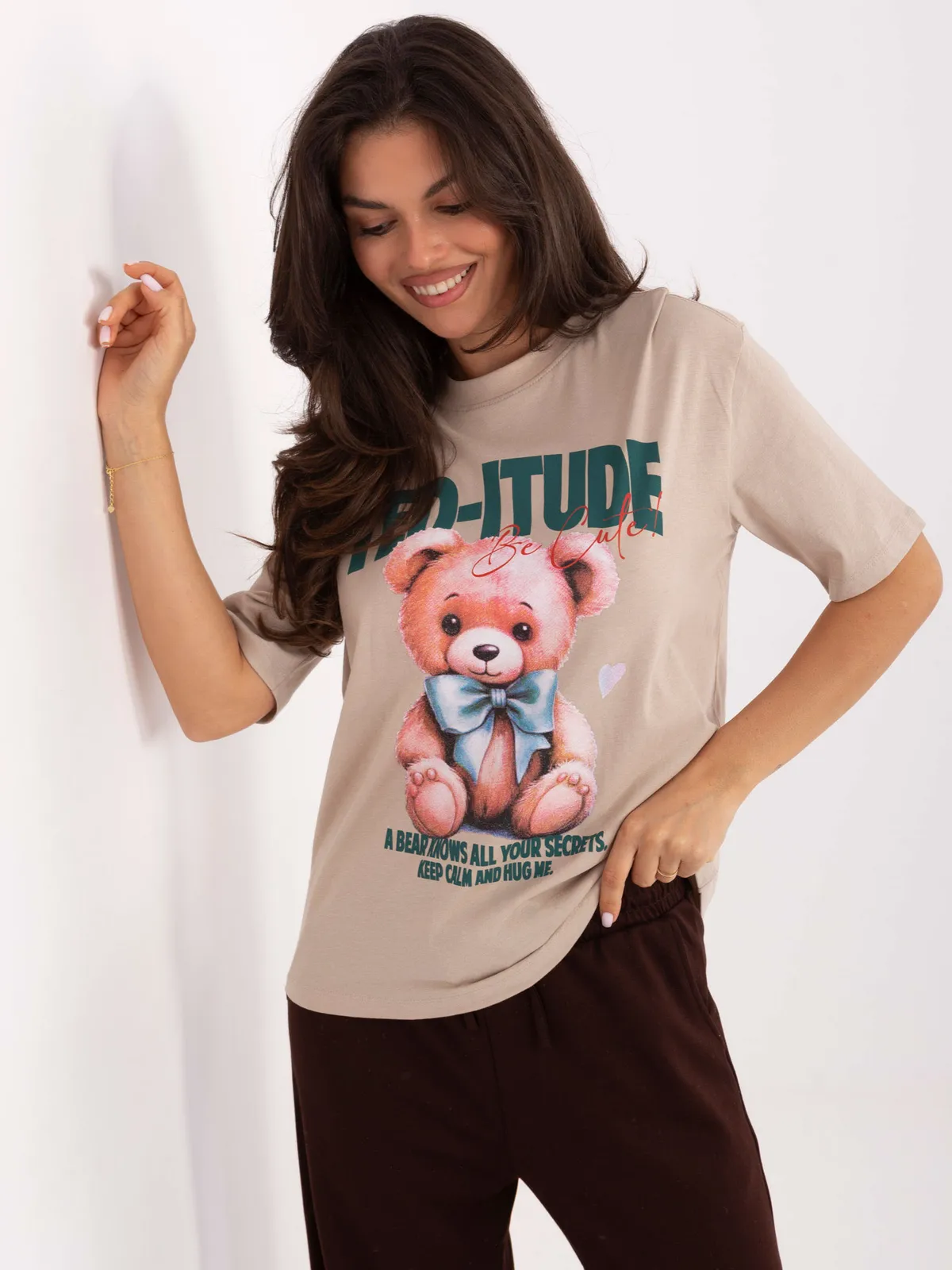 T-shirt oversize z nadrukiem kotka w stylu casual - zdjęcie 3