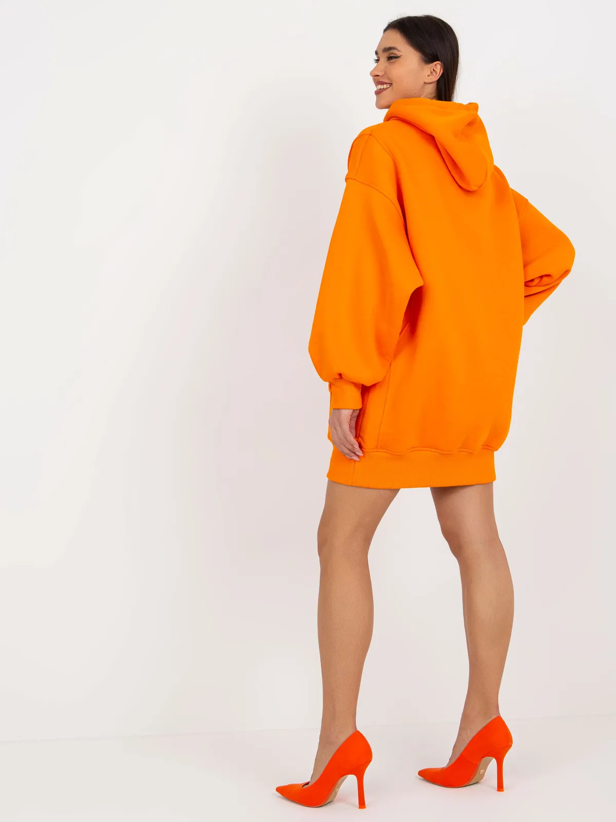 Ciemnobrązowa dresowa długa bluza basic oversize z kapturem - zdjęcie 2