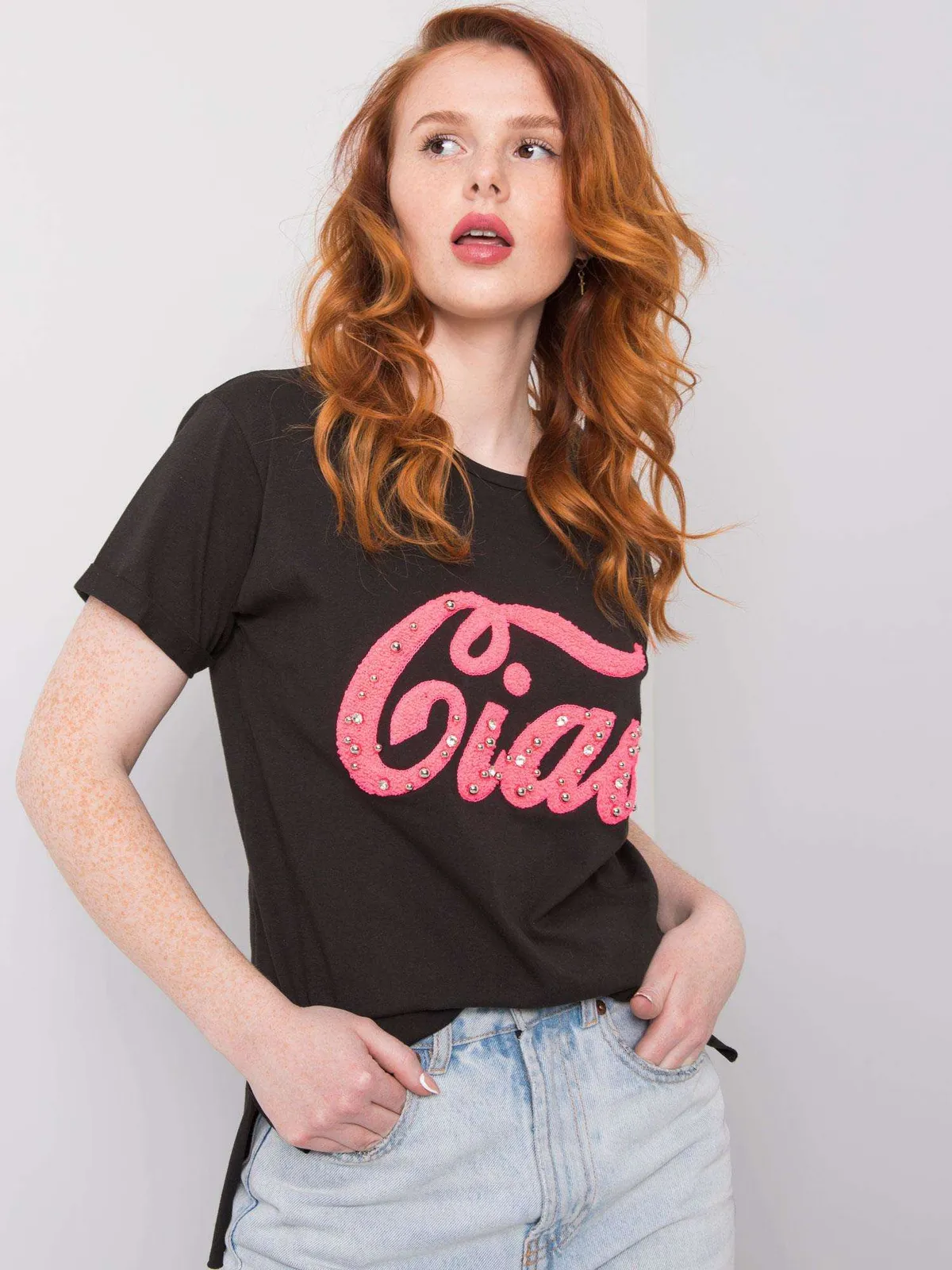 Czarny damski t-shirt z aplikacją - zdjęcie 3