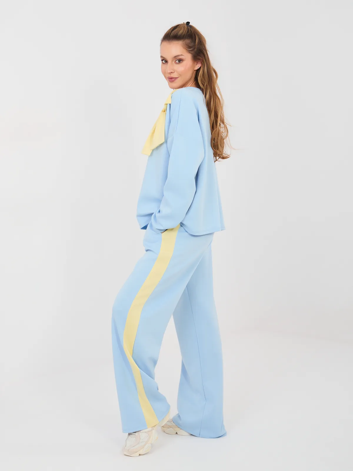 Oversize bluza z ozdobną kokardą przy dekolcie - zdjęcie 1