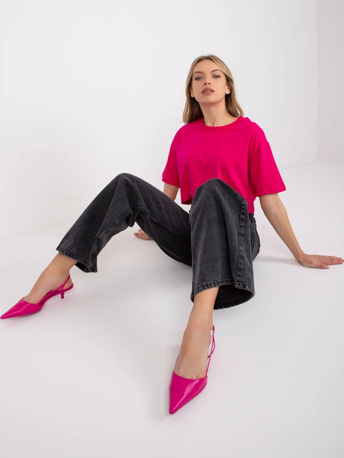 Krótki T-shirt o kroju oversize - zdjęcie 1