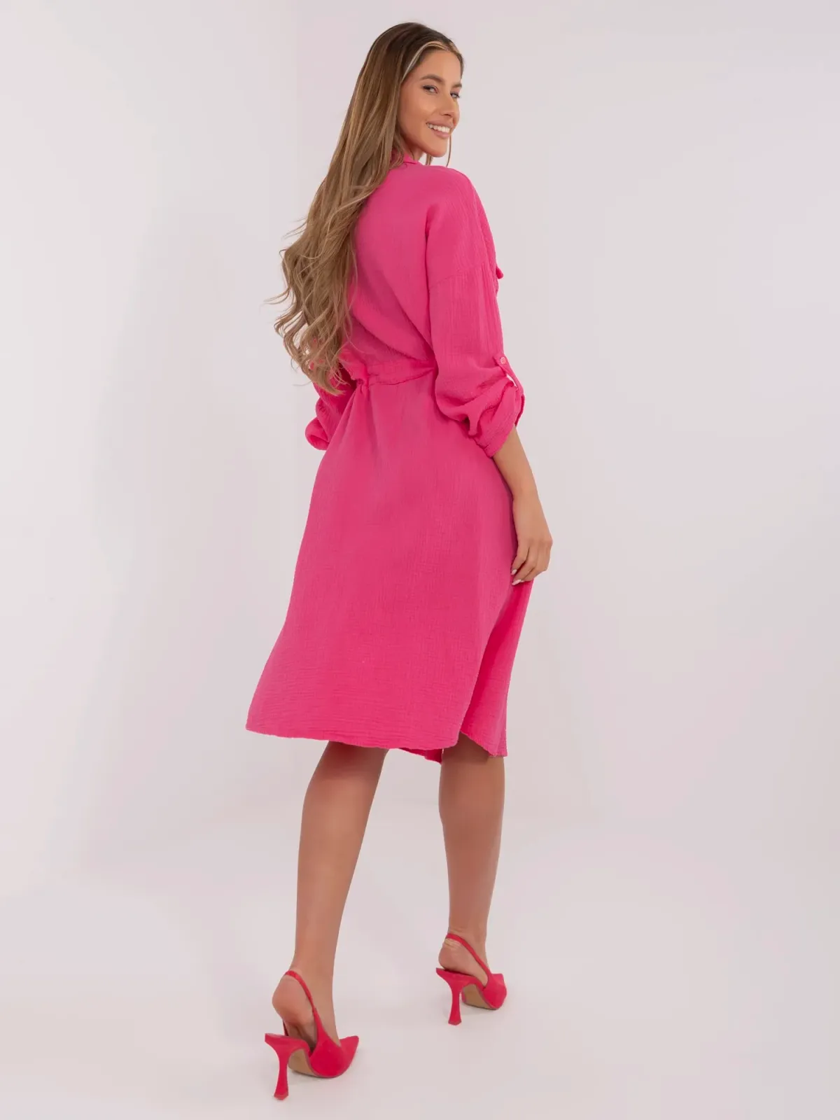 Sukienka koszulowa midi z wiązaniem w talii - zdjęcie 1