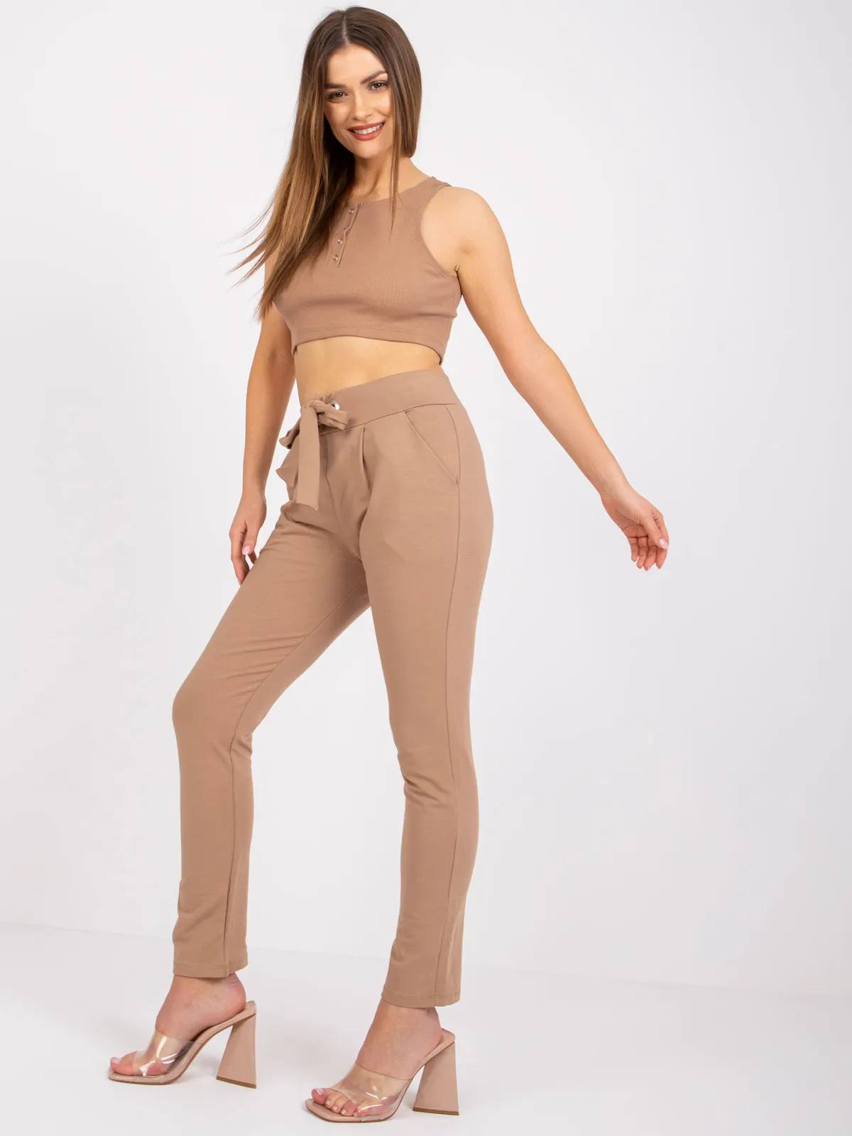 Dopasowane spodnie wizytowe z wiązanym paskiem - zdjęcie 1