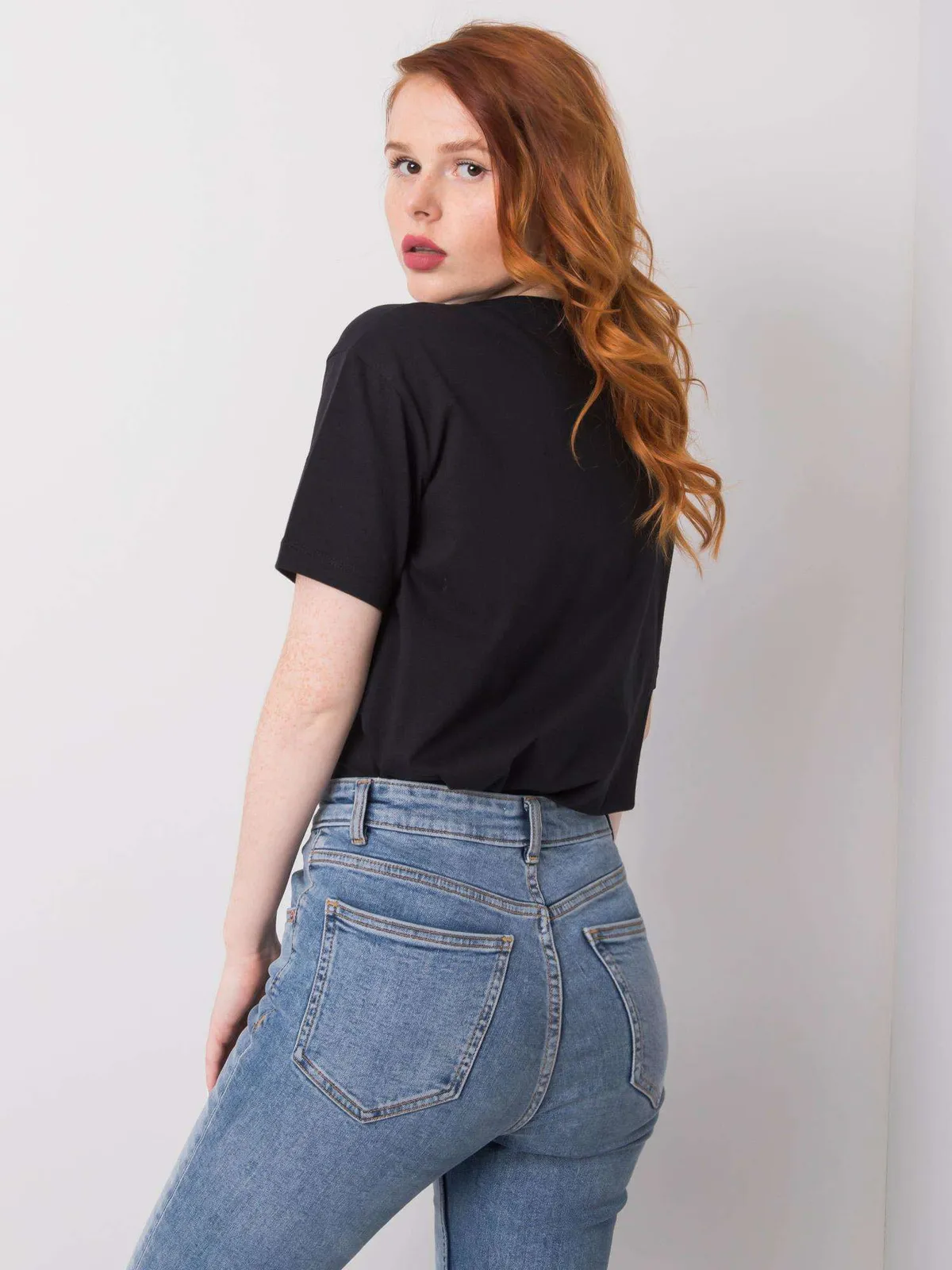 Biały t-shirt damski z dżetami - zdjęcie 1