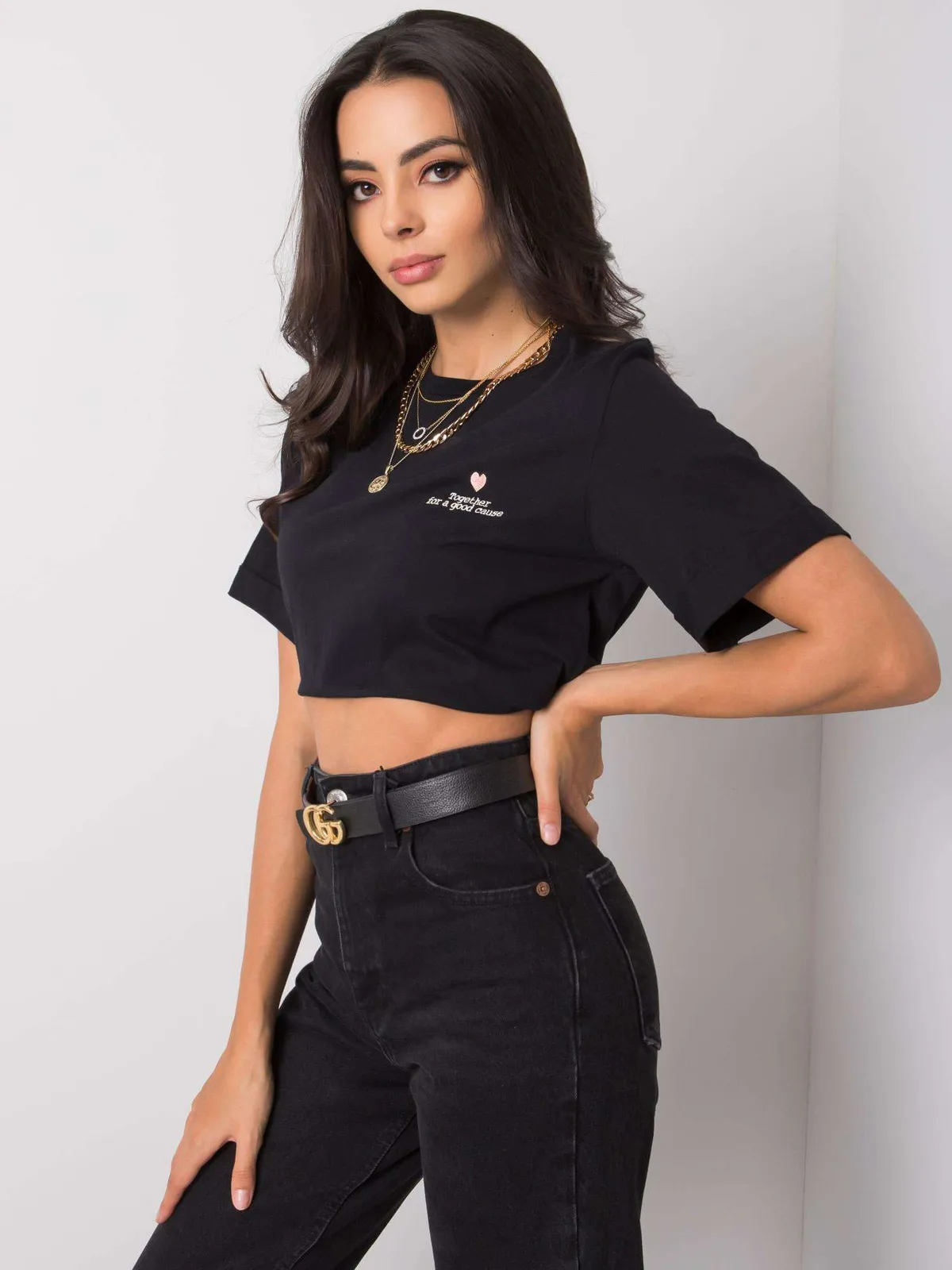 Czarny t-shirt damski z haftem - zdjęcie 4