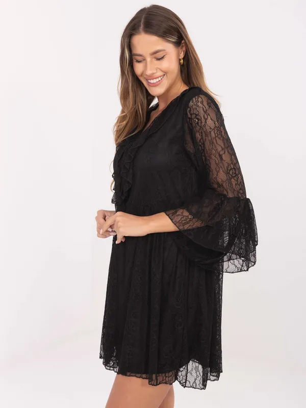 Krótka sukienka boho z rozszerzanymi rękawami i falbanami