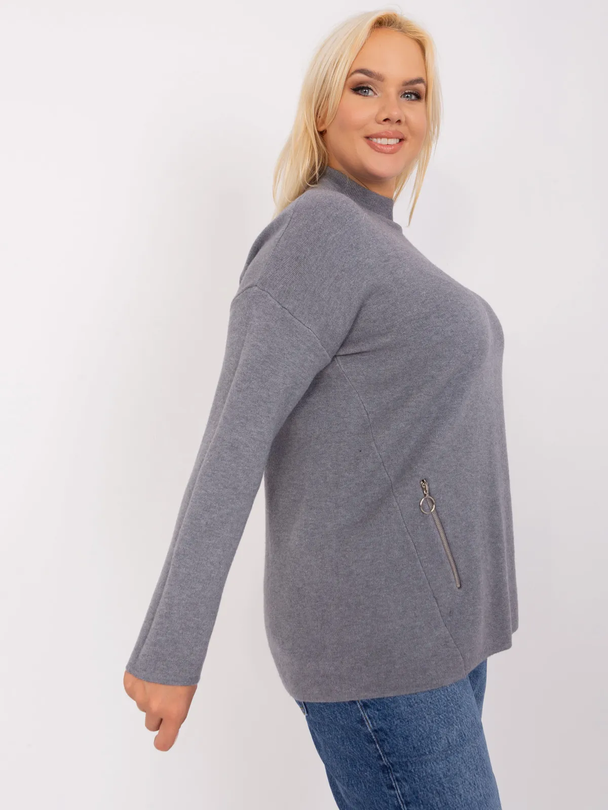 Czarny damski sweter plus size z wiskozą - zdjęcie 3