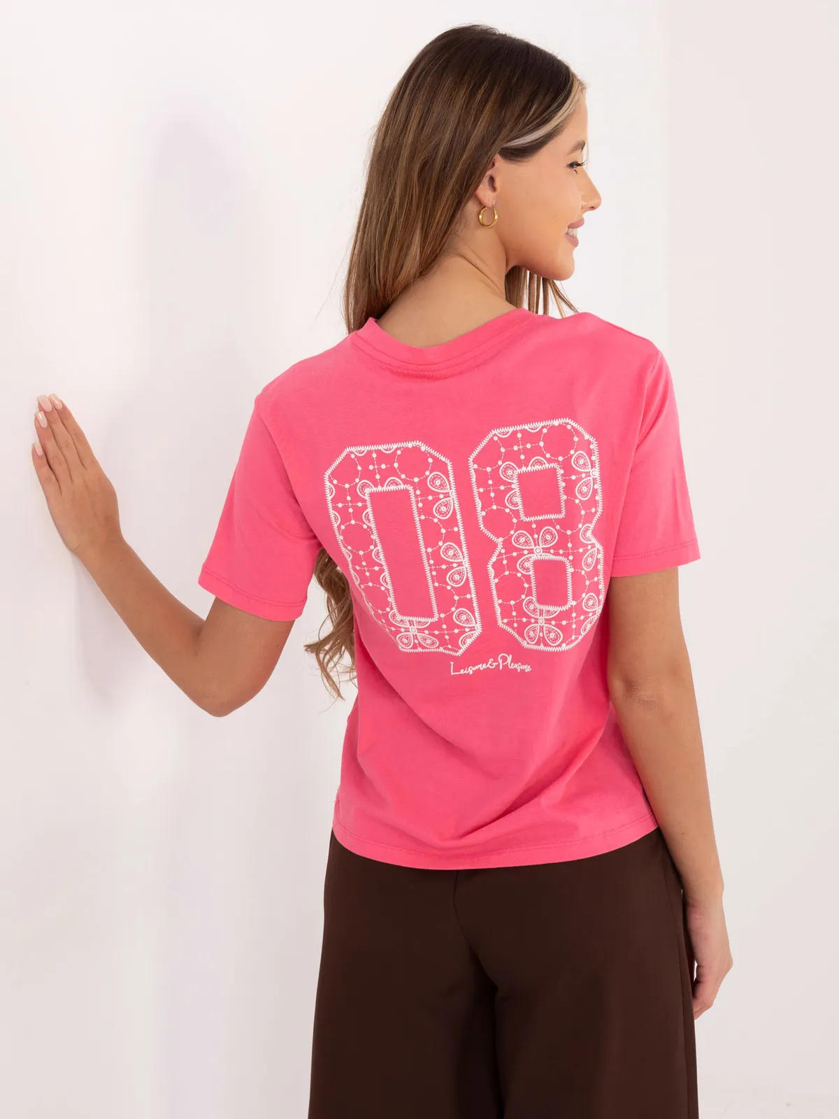 Casualowy t-shirt z subtelnym nadrukiem na plecach - zdjęcie 4