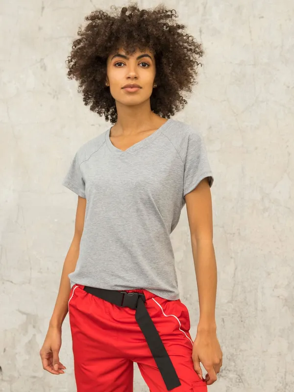 Czarny t-shirt FOR FITNESS z dekoltem w serek