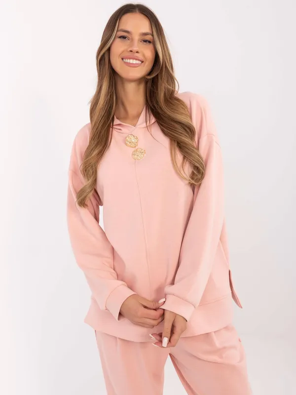 Bluza oversize z ozdobną broszką przy dekolcie - widok 2