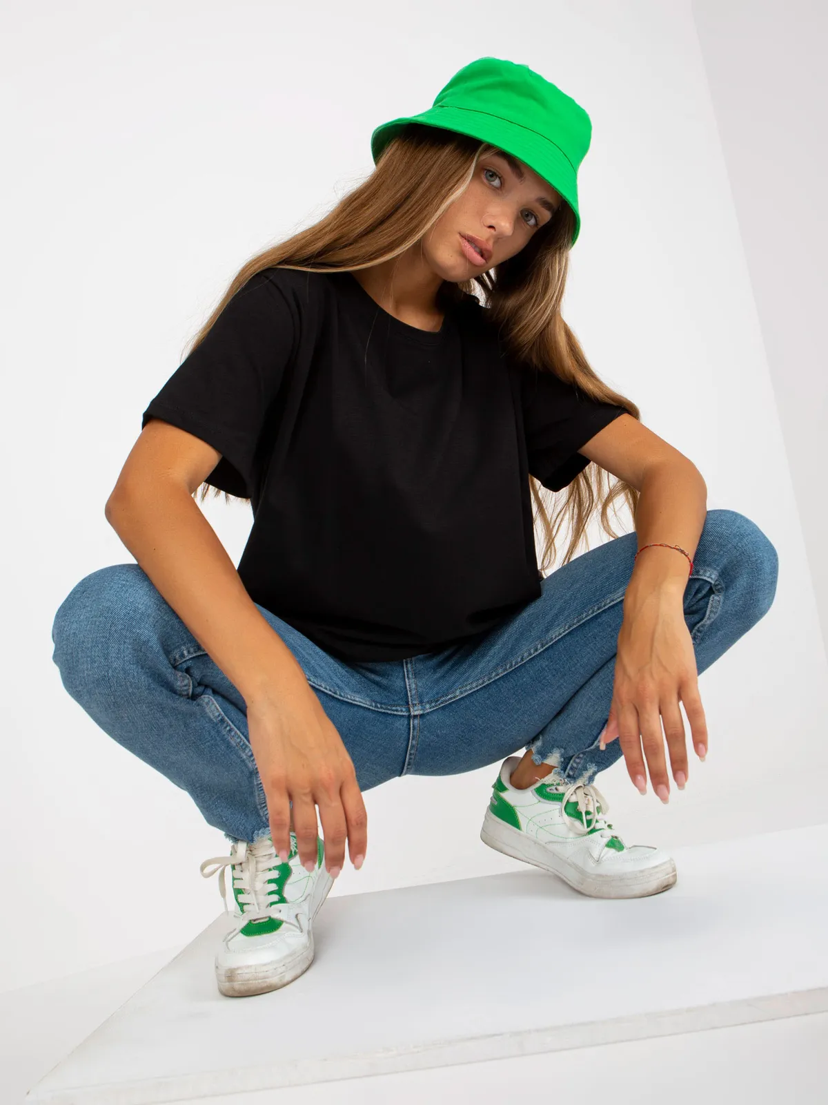 Czarny t-shirt basic z okrągłym dekoltem - zdjęcie 4