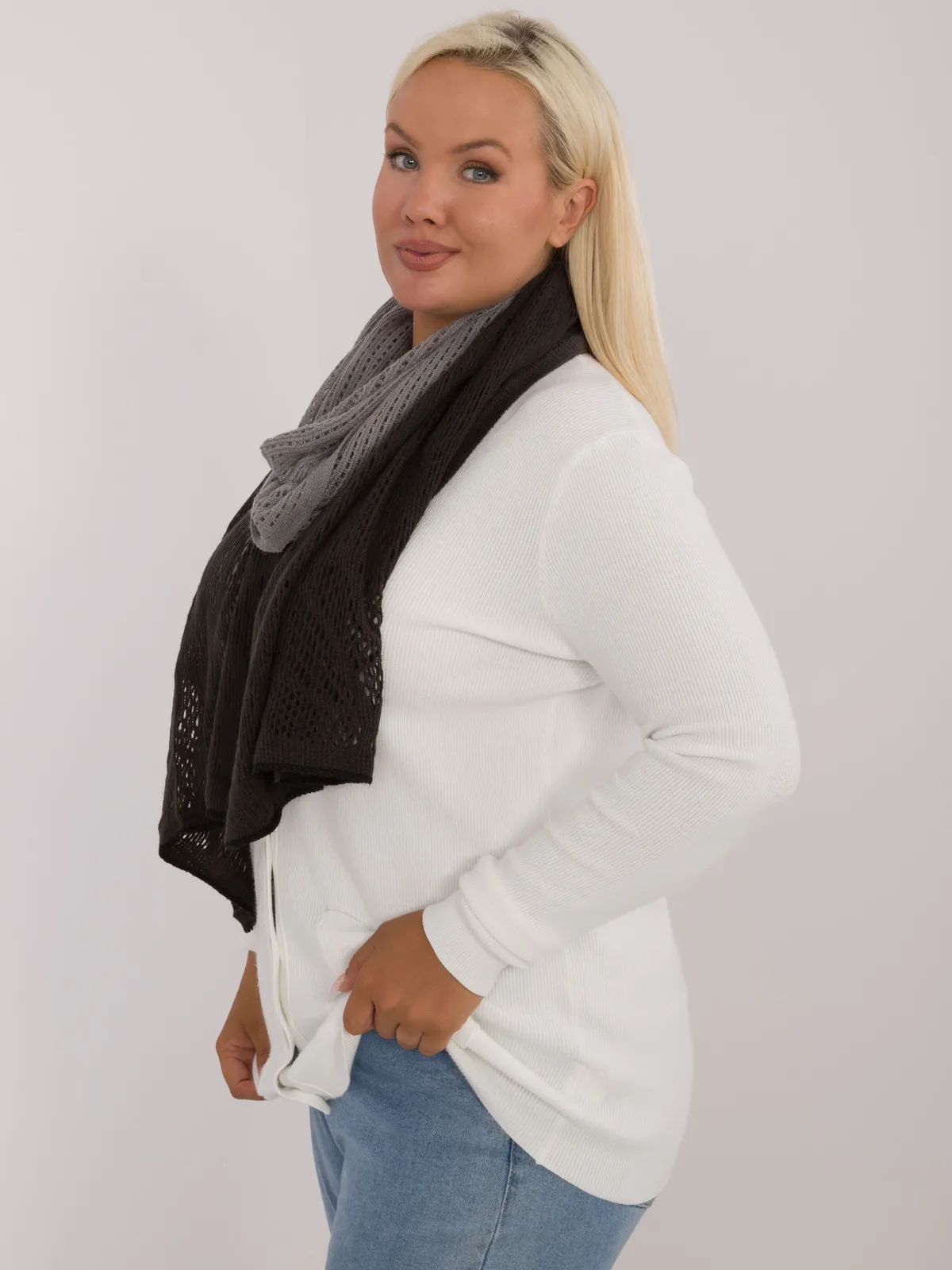 Ażurowy szal o splocie w geometryczne wzory - zdjęcie 1