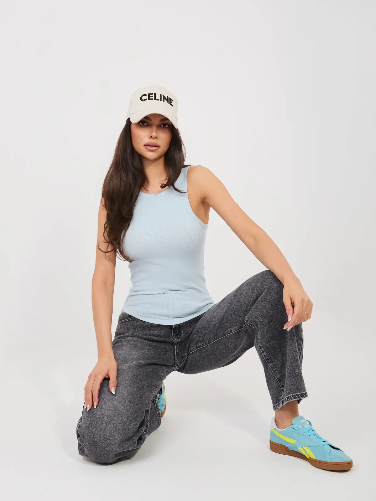 Dopasowany top o kroju bokserki - zdjęcie 1