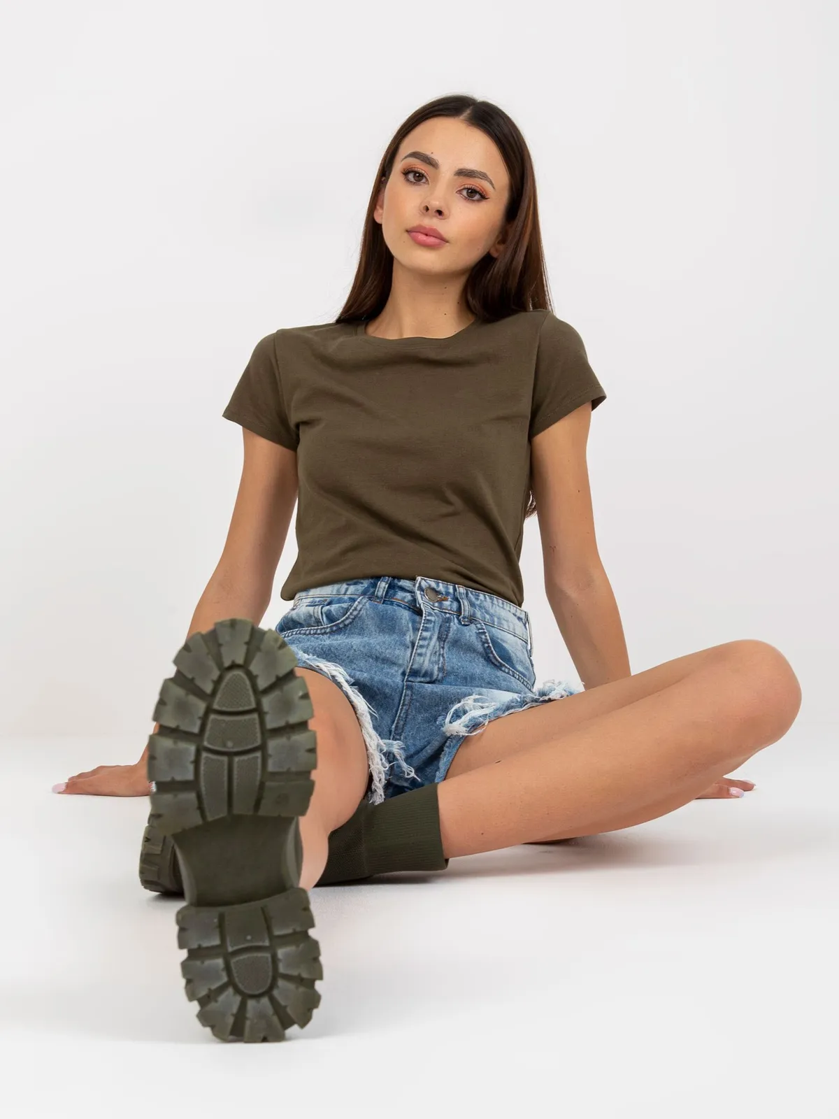 Khaki t-shirt basic z okrągłym dekoltem - zdjęcie 8