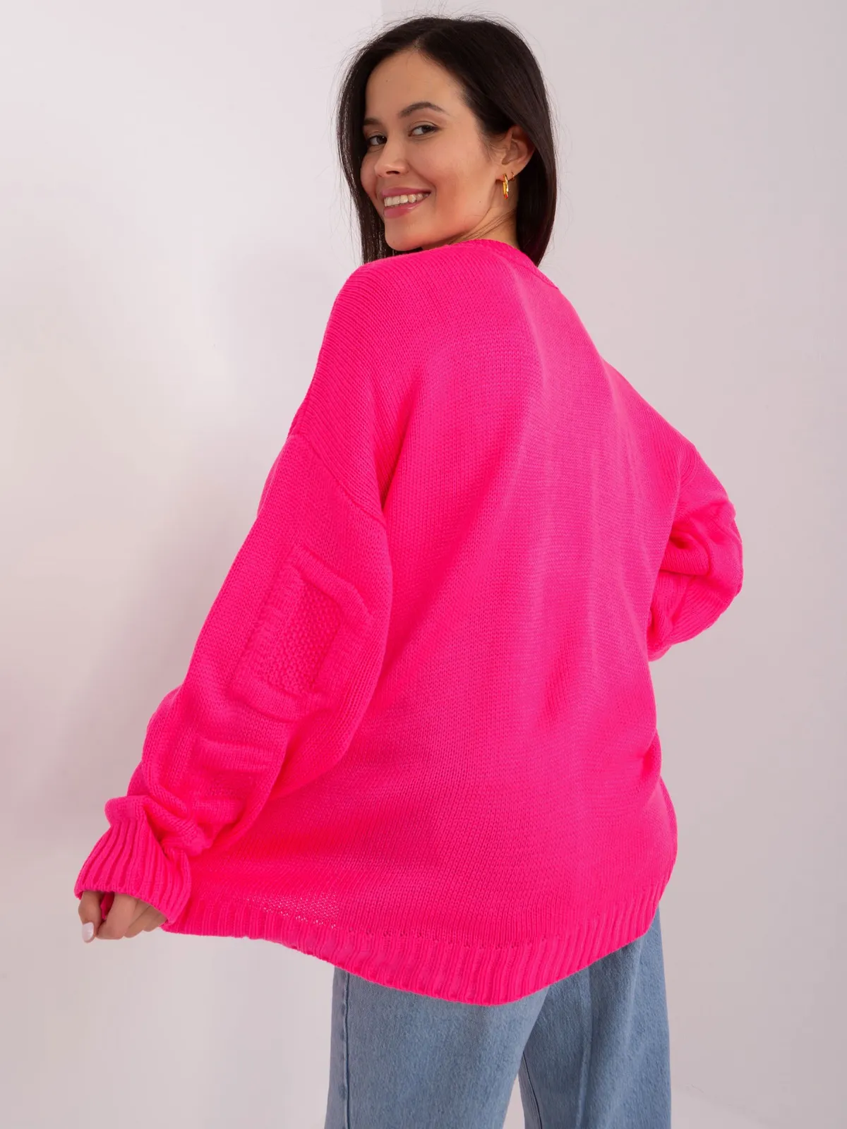 Fluo różowy sweter oversize z okrągłym dekoltem - zdjęcie 2